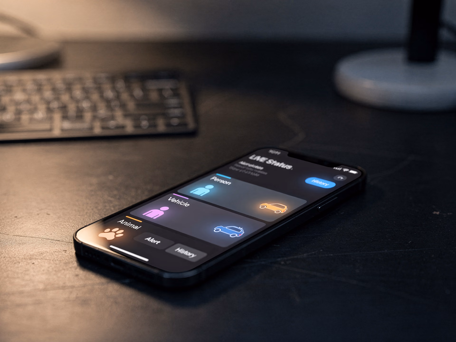 Application smartphone affichant alertes intelligentes IA classifiées